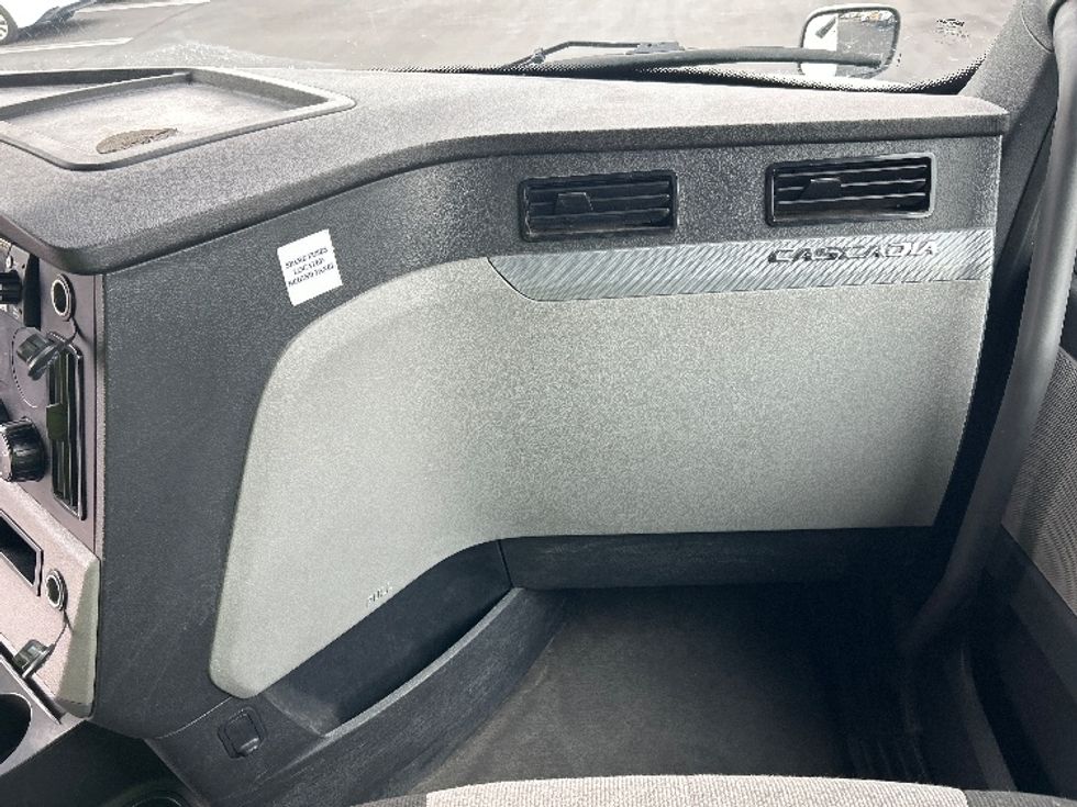 Sleeper Tractor-Heavy Duty Tractors-Freightliner-2022-T12664ST-La Porte-IN-389,679\n\t\tmiles-$ 77,750 - Image 14