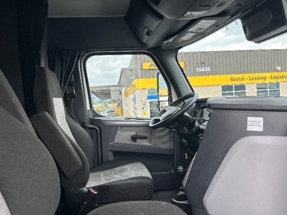 Sleeper Tractor-Heavy Duty Tractors-Freightliner-2022-T12664ST-La Porte-IN-389,679\n\t\tmiles-$ 77,750 - Image 15