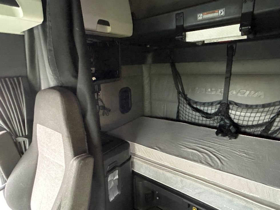 Sleeper Tractor-Heavy Duty Tractors-Freightliner-2022-T12664ST-La Porte-IN-389,679\n\t\tmiles-$ 77,750 - Image 16