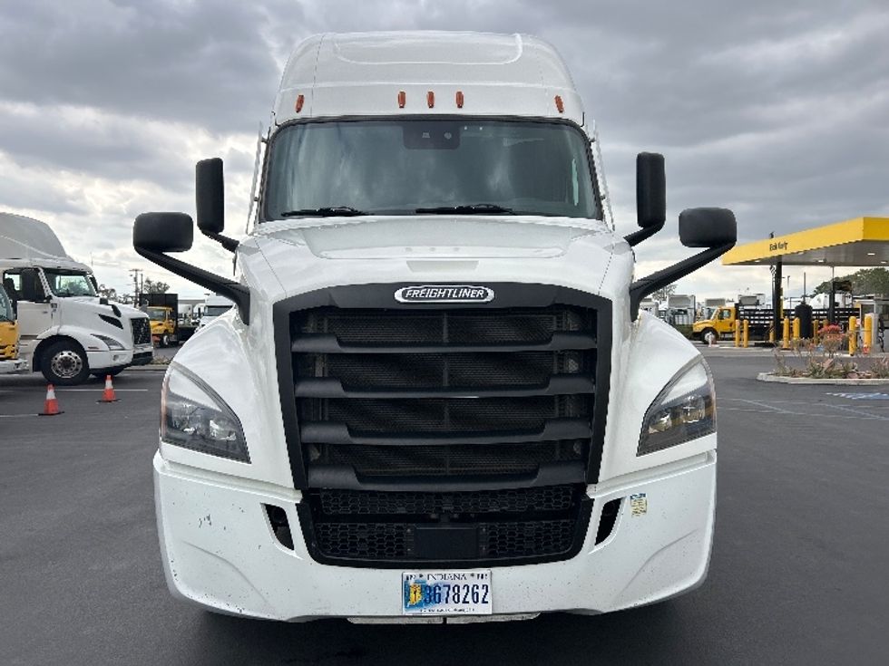 Sleeper Tractor-Heavy Duty Tractors-Freightliner-2022-T12664ST-La Porte-IN-389,679\n\t\tmiles-$ 77,750 - Image 2