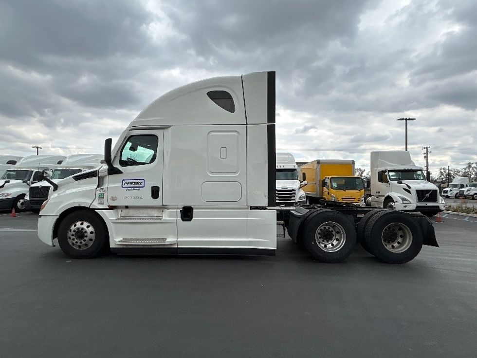 Sleeper Tractor-Heavy Duty Tractors-Freightliner-2022-T12664ST-La Porte-IN-389,679\n\t\tmiles-$ 77,750 - Image 4