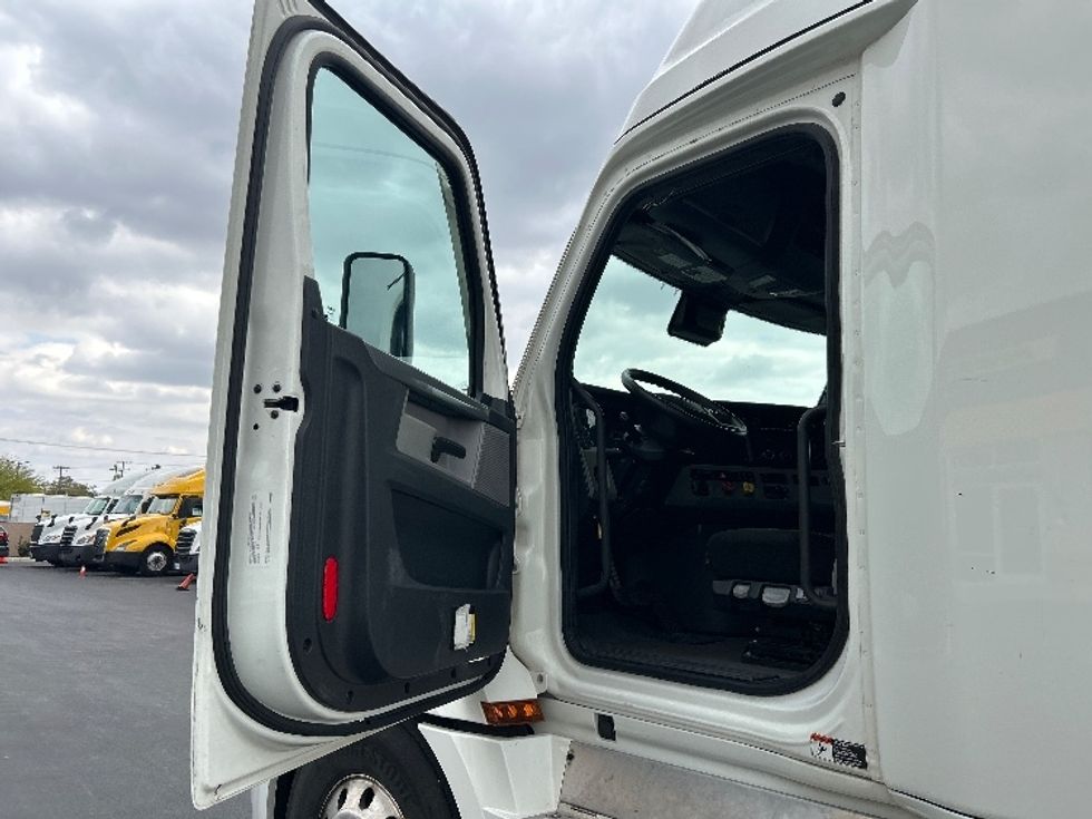 Sleeper Tractor-Heavy Duty Tractors-Freightliner-2022-T12664ST-La Porte-IN-389,679\n\t\tmiles-$ 77,750 - Image 9