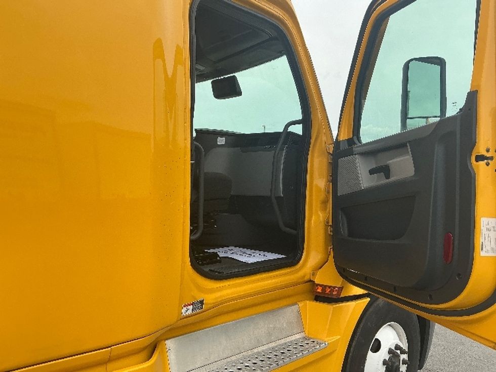 Sleeper Tractor-Heavy Duty Tractors-Freightliner-2022-T12664ST-La Porte-IN-447,536\n\t\tmiles-$ 72,000 - Image 12