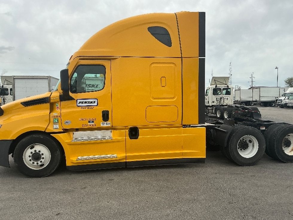 Sleeper Tractor-Heavy Duty Tractors-Freightliner-2022-T12664ST-La Porte-IN-447,536\n\t\tmiles-$ 72,000 - Image 4