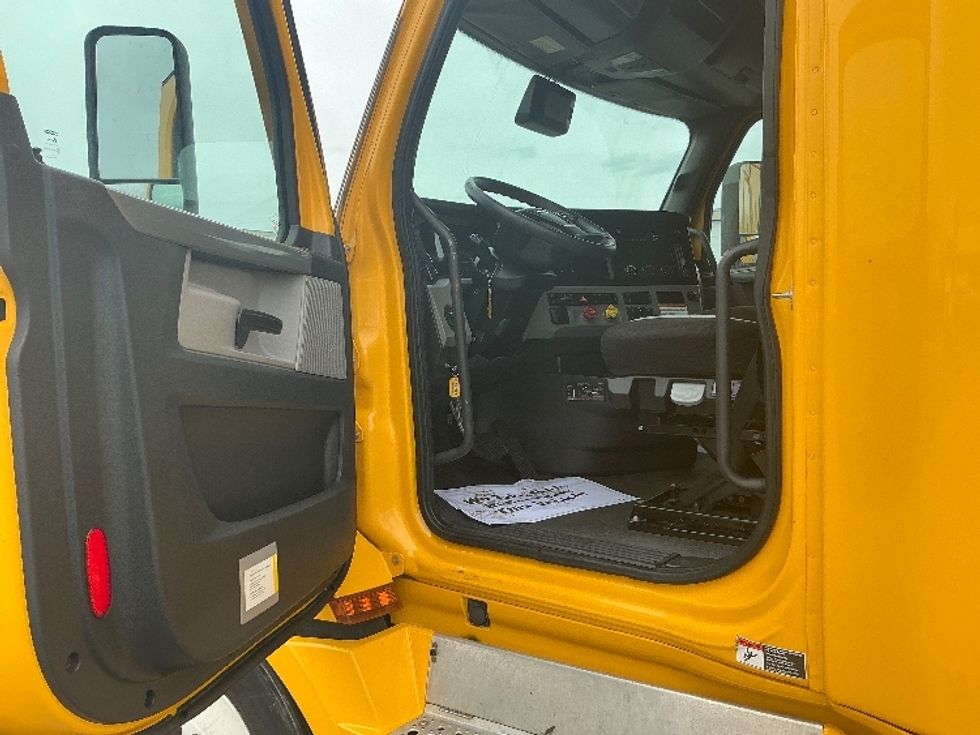 Sleeper Tractor-Heavy Duty Tractors-Freightliner-2022-T12664ST-La Porte-IN-447,536\n\t\tmiles-$ 72,000 - Image 9