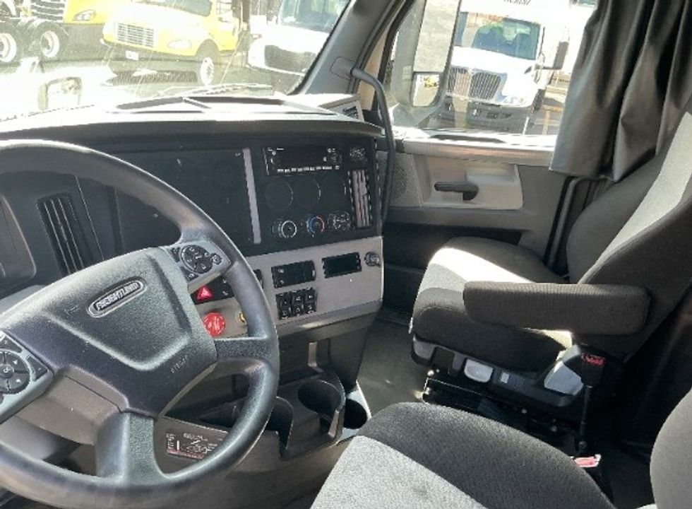 Sleeper Tractor-Heavy Duty Tractors-Freightliner-2022-T12664ST-La Porte-IN-473,716\n\t\tmiles-$ 75,500 - Image 10