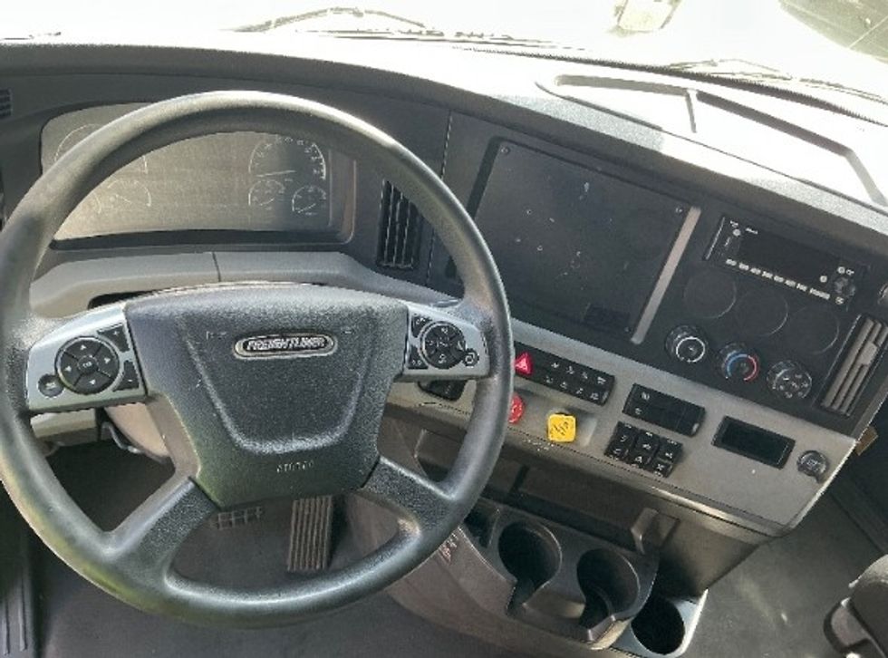 Sleeper Tractor-Heavy Duty Tractors-Freightliner-2022-T12664ST-La Porte-IN-473,716\n\t\tmiles-$ 75,500 - Image 11
