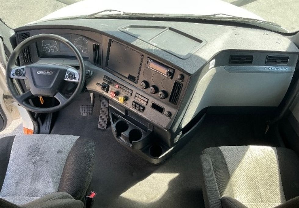 Sleeper Tractor-Heavy Duty Tractors-Freightliner-2022-T12664ST-La Porte-IN-473,716\n\t\tmiles-$ 75,500 - Image 12