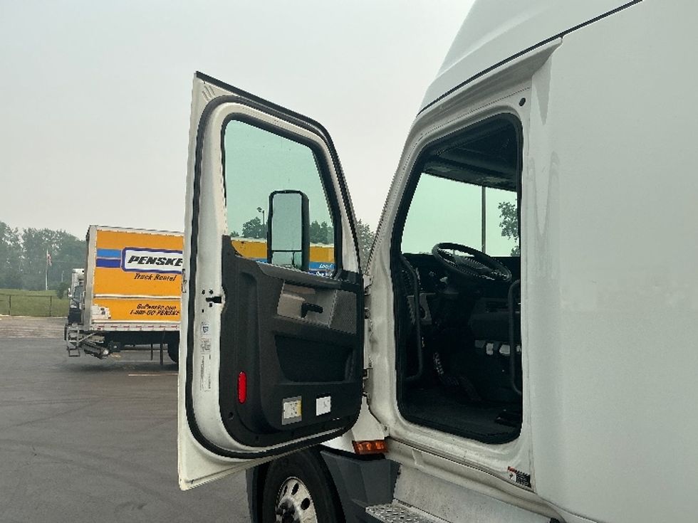Sleeper Tractor-Heavy Duty Tractors-Freightliner-2022-T12664ST-La Porte-IN-473,716\n\t\tmiles-$ 75,500 - Image 9