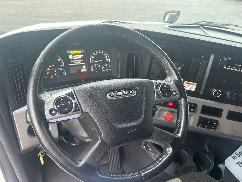 Sleeper Tractor-Heavy Duty Tractors-Freightliner-2022-T12664ST-La Porte-IN-489,274\n\t\tmiles-$ 77,000 - Image 11