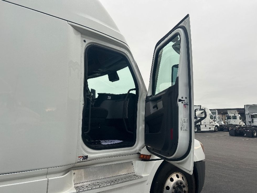 Sleeper Tractor-Heavy Duty Tractors-Freightliner-2022-T12664ST-La Porte-IN-489,274\n\t\tmiles-$ 77,000 - Image 13