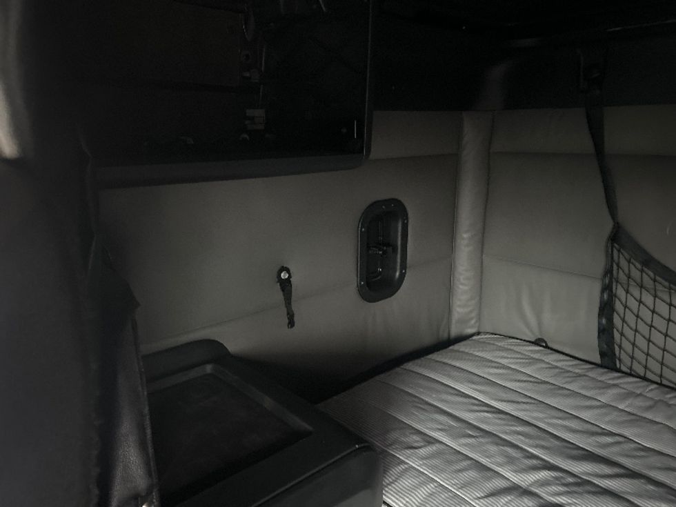 Sleeper Tractor-Heavy Duty Tractors-Freightliner-2022-T12664ST-La Porte-IN-489,274\n\t\tmiles-$ 77,000 - Image 19