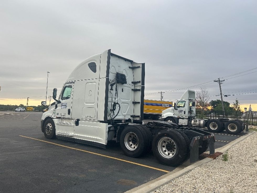 Sleeper Tractor-Heavy Duty Tractors-Freightliner-2022-T12664ST-La Porte-IN-489,274\n\t\tmiles-$ 77,000 - Image 5