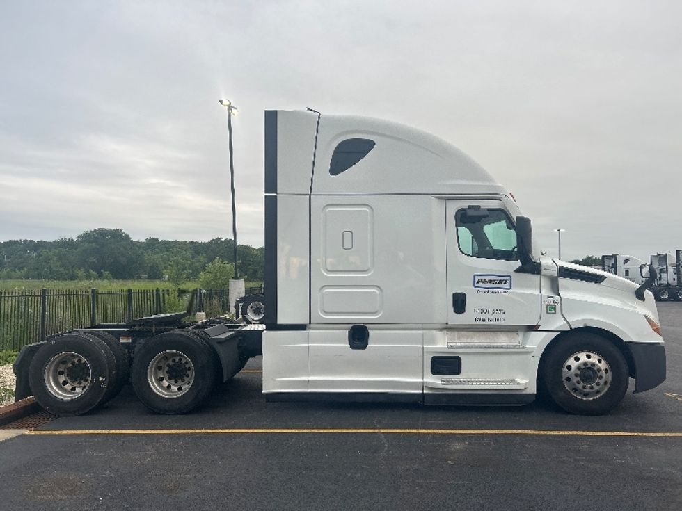 Sleeper Tractor-Heavy Duty Tractors-Freightliner-2022-T12664ST-La Porte-IN-489,274\n\t\tmiles-$ 77,000 - Image 8
