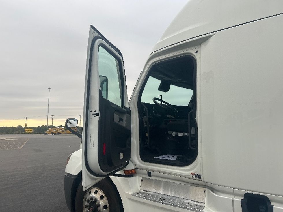 Sleeper Tractor-Heavy Duty Tractors-Freightliner-2022-T12664ST-La Porte-IN-489,274\n\t\tmiles-$ 77,000 - Image 9