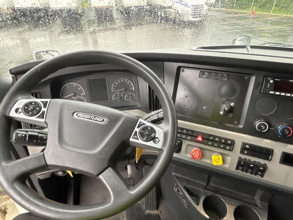 Sleeper Tractor-Heavy Duty Tractors-Freightliner-2022-T12664ST-La Porte-IN-505,155\n\t\tmiles-$ 64,750 - Image 11