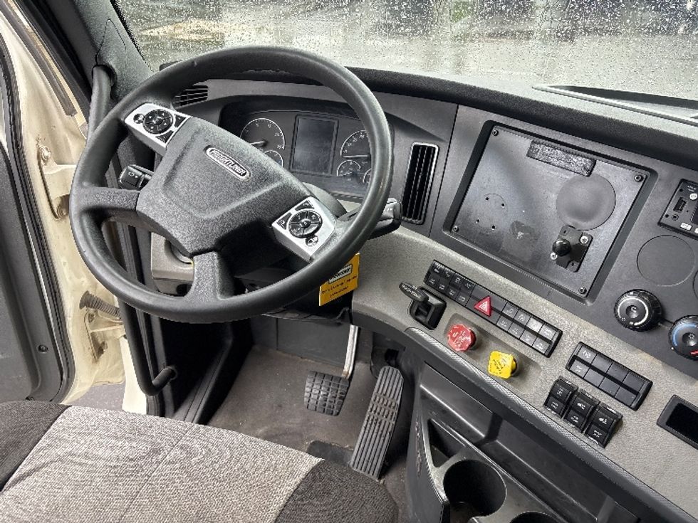 Sleeper Tractor-Heavy Duty Tractors-Freightliner-2022-T12664ST-La Porte-IN-505,155\n\t\tmiles-$ 64,750 - Image 12