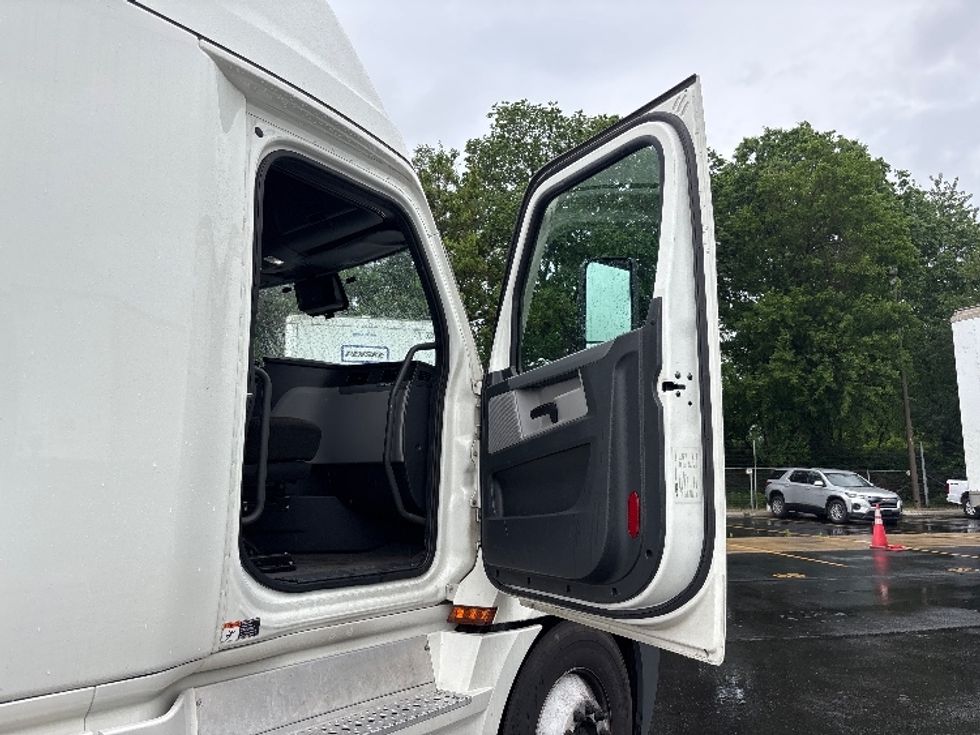 Sleeper Tractor-Heavy Duty Tractors-Freightliner-2022-T12664ST-La Porte-IN-505,155\n\t\tmiles-$ 64,750 - Image 13