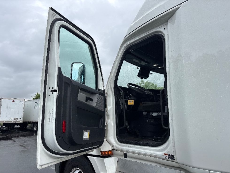 Sleeper Tractor-Heavy Duty Tractors-Freightliner-2022-T12664ST-La Porte-IN-505,155\n\t\tmiles-$ 64,750 - Image 9