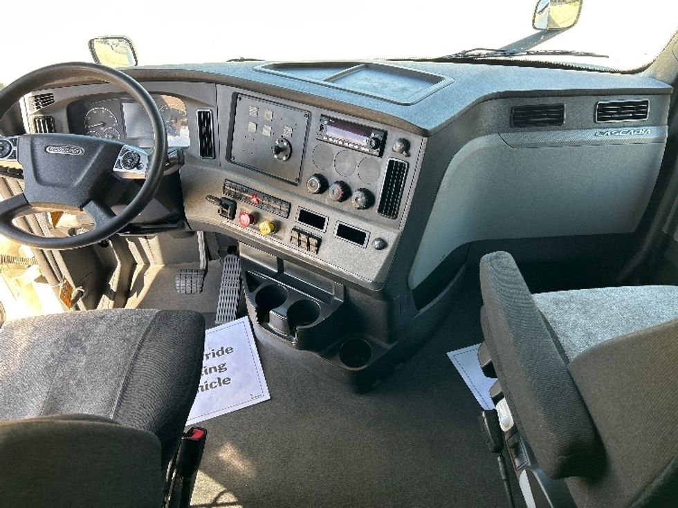 Sleeper Tractor-Heavy Duty Tractors-Freightliner-2022-T12664ST-La Porte-IN-530,979\n\t\tmiles-$ 61,750 - Image 12