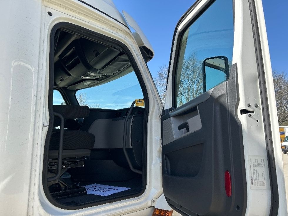 Sleeper Tractor-Heavy Duty Tractors-Freightliner-2022-T12664ST-La Porte-IN-530,979\n\t\tmiles-$ 61,750 - Image 13