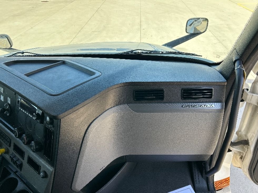 Sleeper Tractor-Heavy Duty Tractors-Freightliner-2022-T12664ST-La Porte-IN-530,979\n\t\tmiles-$ 61,750 - Image 14