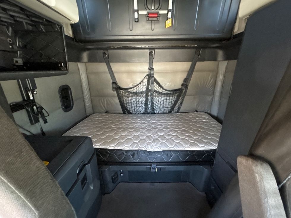 Sleeper Tractor-Heavy Duty Tractors-Freightliner-2022-T12664ST-La Porte-IN-530,979\n\t\tmiles-$ 61,750 - Image 16