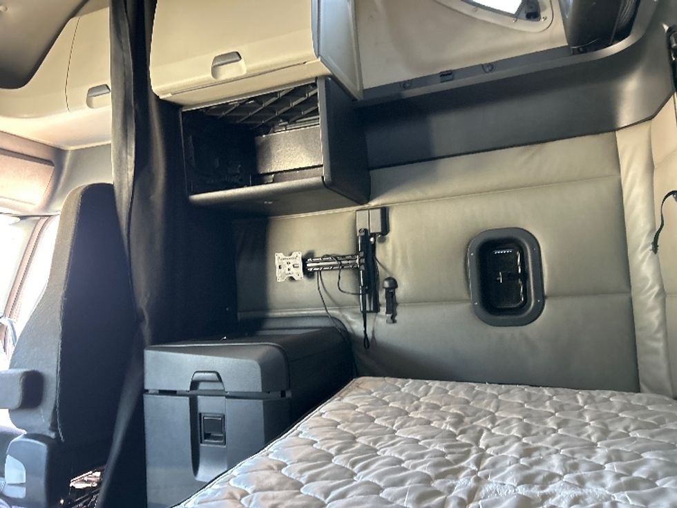 Sleeper Tractor-Heavy Duty Tractors-Freightliner-2022-T12664ST-La Porte-IN-530,979\n\t\tmiles-$ 61,750 - Image 19