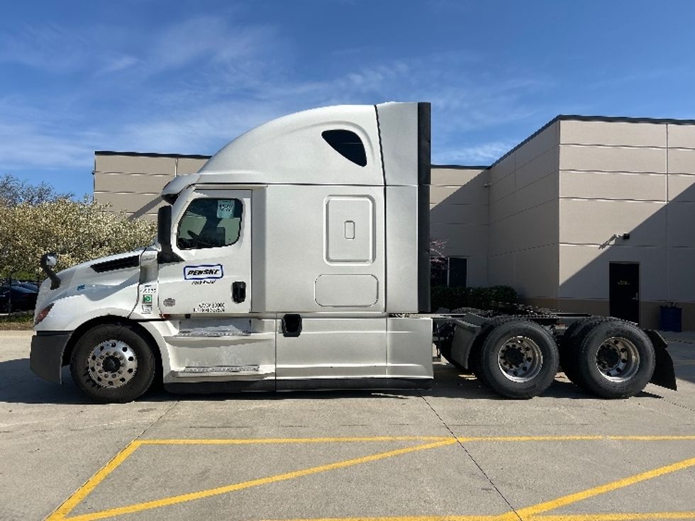 Sleeper Tractor-Heavy Duty Tractors-Freightliner-2022-T12664ST-La Porte-IN-530,979\n\t\tmiles-$ 61,750 - Image 4