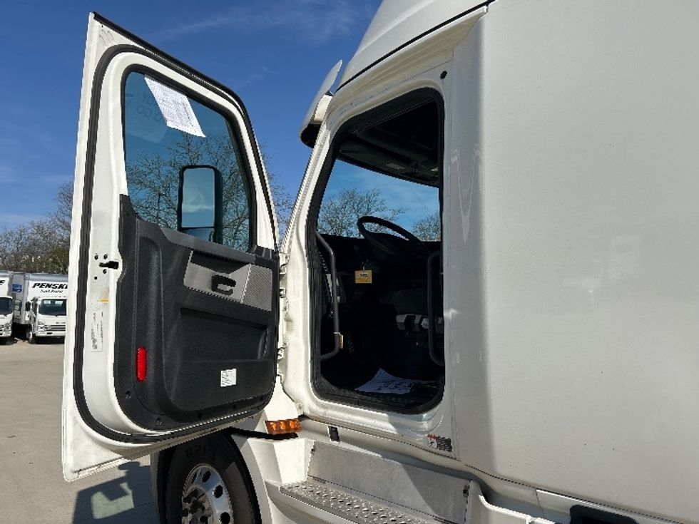 Sleeper Tractor-Heavy Duty Tractors-Freightliner-2022-T12664ST-La Porte-IN-530,979\n\t\tmiles-$ 61,750 - Image 9