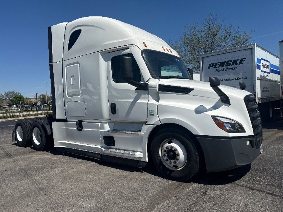 Sleeper Tractor-Heavy Duty Tractors-Freightliner-2022-T12664ST-La Porte-IN-553,722\n\t\tmiles-$ 60,250 - Image 1