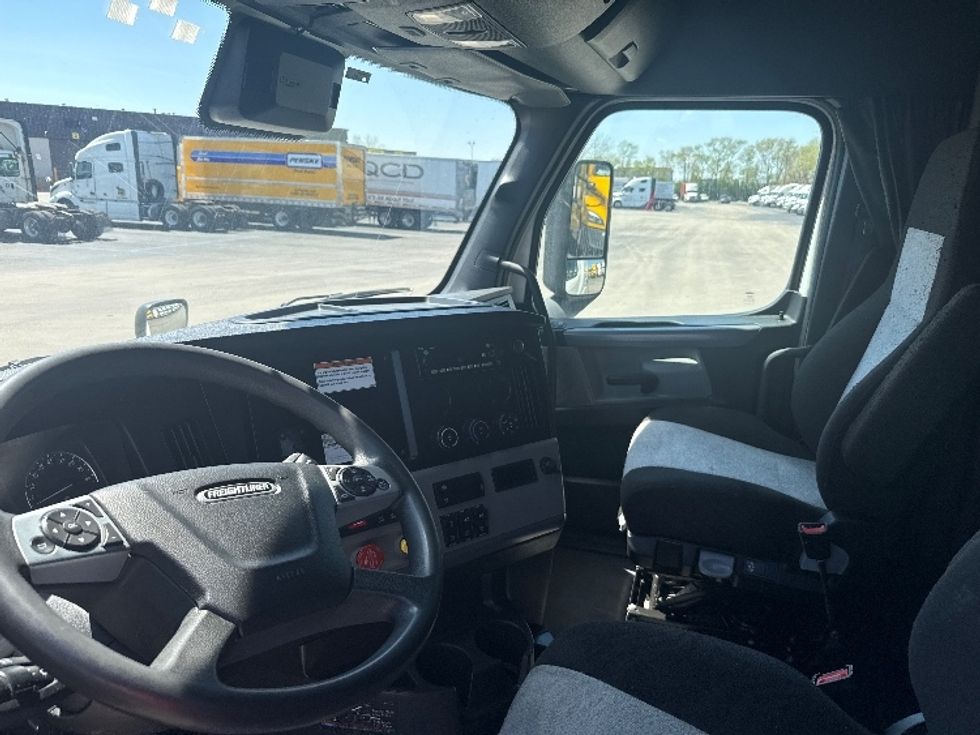 Sleeper Tractor-Heavy Duty Tractors-Freightliner-2022-T12664ST-La Porte-IN-553,722\n\t\tmiles-$ 60,250 - Image 10