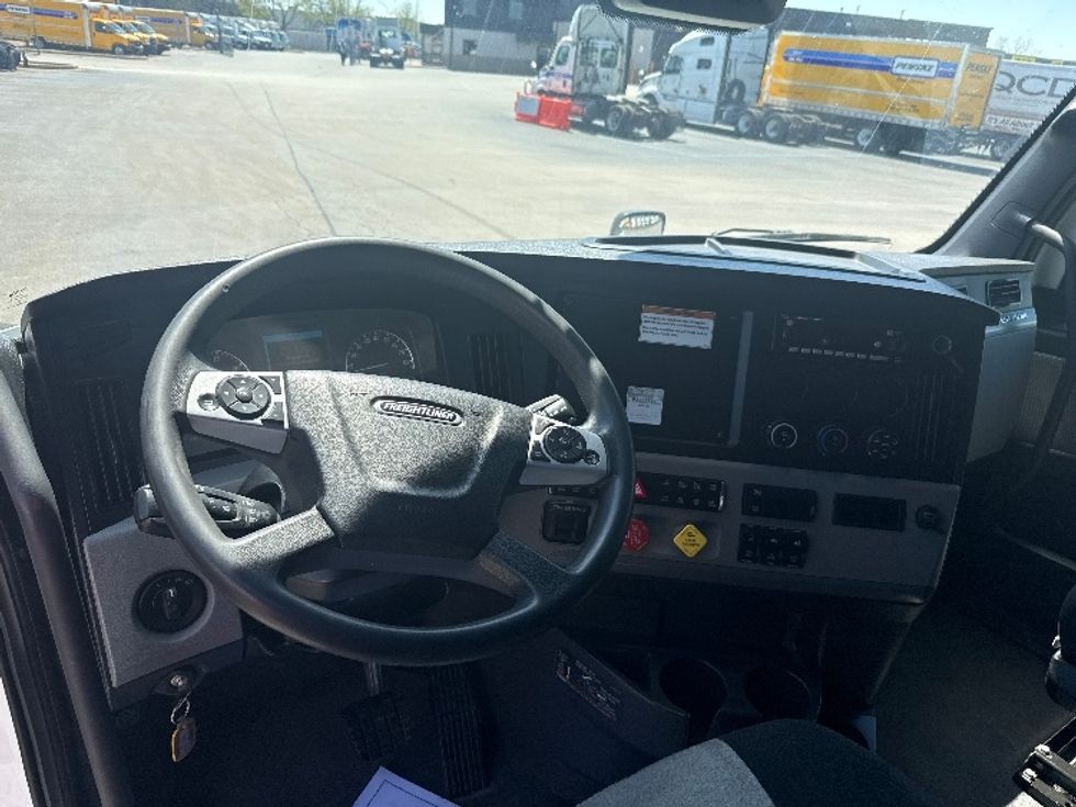 Sleeper Tractor-Heavy Duty Tractors-Freightliner-2022-T12664ST-La Porte-IN-553,722\n\t\tmiles-$ 60,250 - Image 11