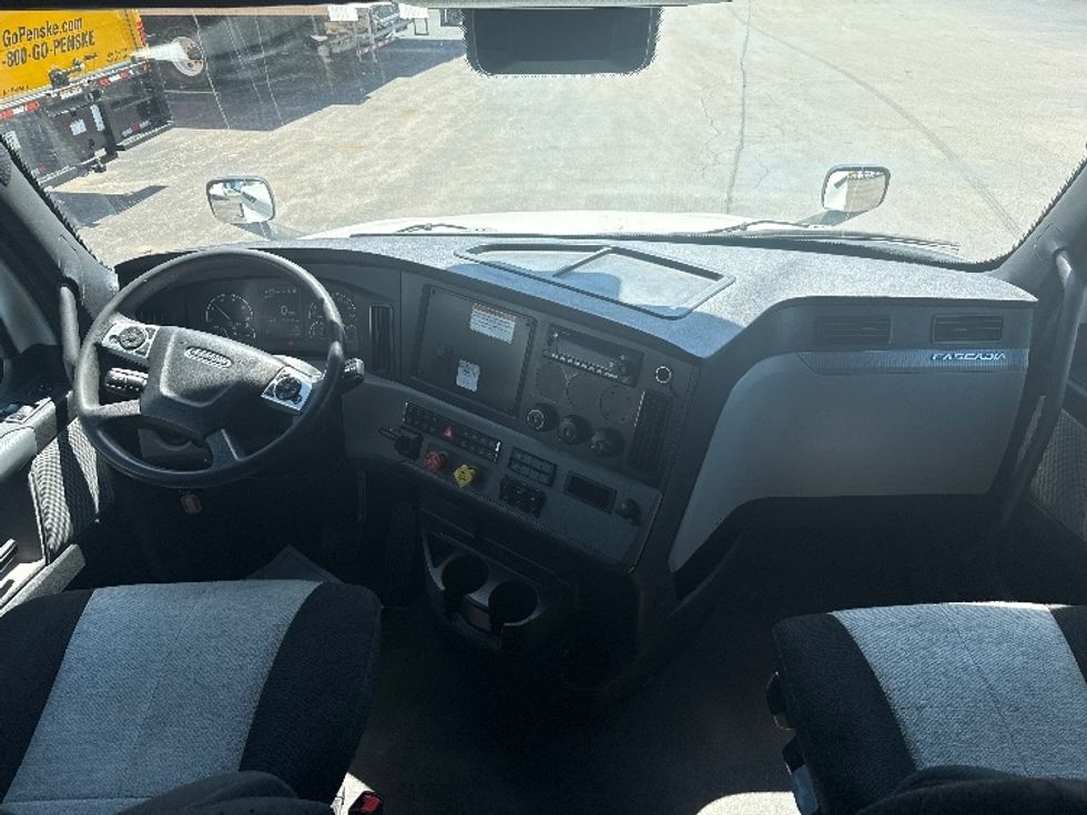 Sleeper Tractor-Heavy Duty Tractors-Freightliner-2022-T12664ST-La Porte-IN-553,722\n\t\tmiles-$ 60,250 - Image 12