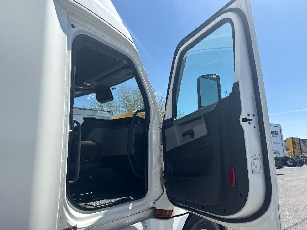 Sleeper Tractor-Heavy Duty Tractors-Freightliner-2022-T12664ST-La Porte-IN-553,722\n\t\tmiles-$ 60,250 - Image 13