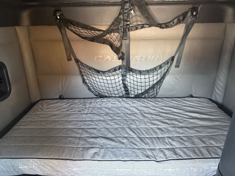 Sleeper Tractor-Heavy Duty Tractors-Freightliner-2022-T12664ST-La Porte-IN-553,722\n\t\tmiles-$ 60,250 - Image 16