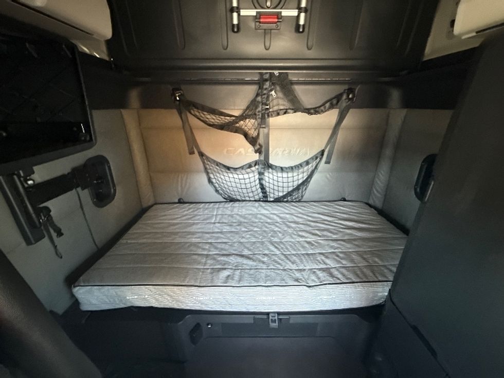 Sleeper Tractor-Heavy Duty Tractors-Freightliner-2022-T12664ST-La Porte-IN-553,722\n\t\tmiles-$ 60,250 - Image 17