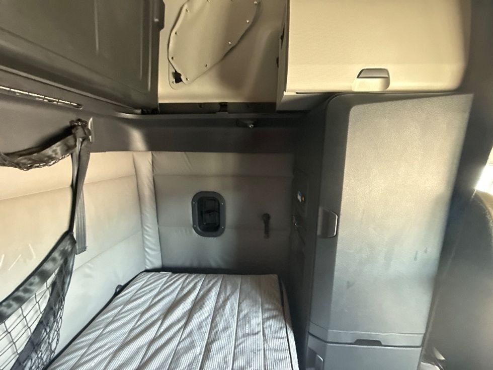 Sleeper Tractor-Heavy Duty Tractors-Freightliner-2022-T12664ST-La Porte-IN-553,722\n\t\tmiles-$ 60,250 - Image 18