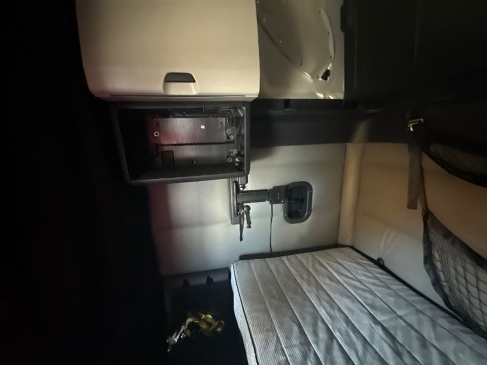 Sleeper Tractor-Heavy Duty Tractors-Freightliner-2022-T12664ST-La Porte-IN-553,722\n\t\tmiles-$ 60,250 - Image 19