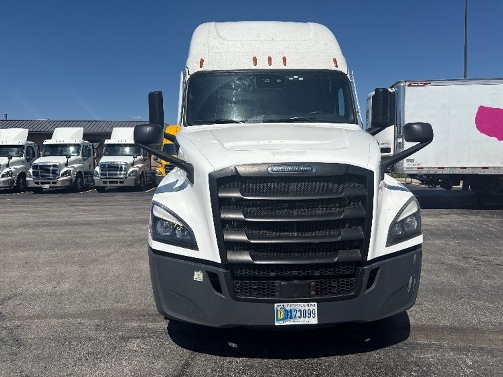 Sleeper Tractor-Heavy Duty Tractors-Freightliner-2022-T12664ST-La Porte-IN-553,722\n\t\tmiles-$ 60,250 - Image 2