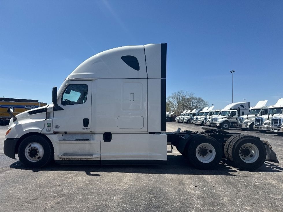 Sleeper Tractor-Heavy Duty Tractors-Freightliner-2022-T12664ST-La Porte-IN-553,722\n\t\tmiles-$ 60,250 - Image 4