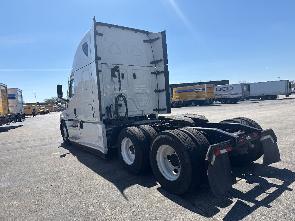 Sleeper Tractor-Heavy Duty Tractors-Freightliner-2022-T12664ST-La Porte-IN-553,722\n\t\tmiles-$ 60,250 - Image 5