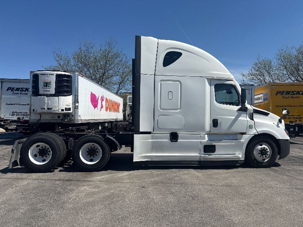 Sleeper Tractor-Heavy Duty Tractors-Freightliner-2022-T12664ST-La Porte-IN-553,722\n\t\tmiles-$ 60,250 - Image 8