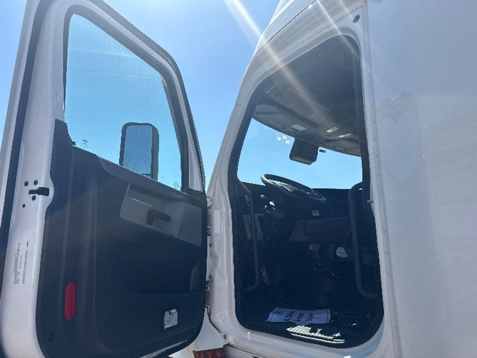 Sleeper Tractor-Heavy Duty Tractors-Freightliner-2022-T12664ST-La Porte-IN-553,722\n\t\tmiles-$ 60,250 - Image 9