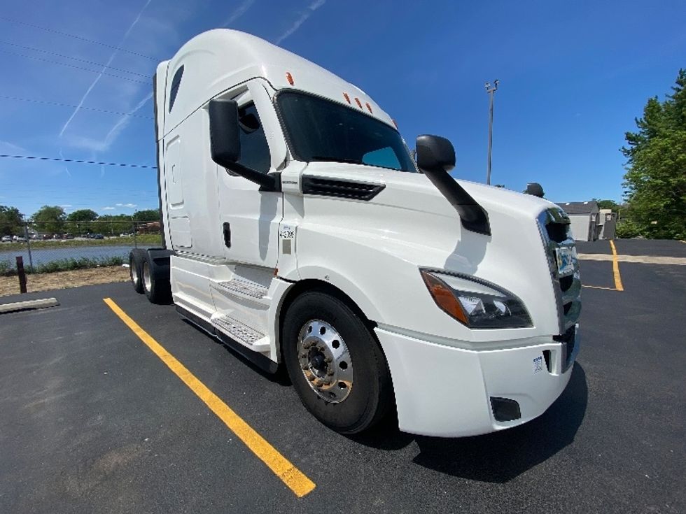 Sleeper Tractor-Heavy Duty Tractors-Freightliner-2022-T12664ST-La Porte-IN-555,327\n\t\tmiles-$ 65,250 - Image 1