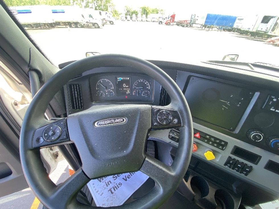 Sleeper Tractor-Heavy Duty Tractors-Freightliner-2022-T12664ST-La Porte-IN-555,327\n\t\tmiles-$ 65,250 - Image 11