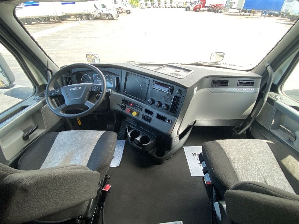 Sleeper Tractor-Heavy Duty Tractors-Freightliner-2022-T12664ST-La Porte-IN-555,327\n\t\tmiles-$ 65,250 - Image 12
