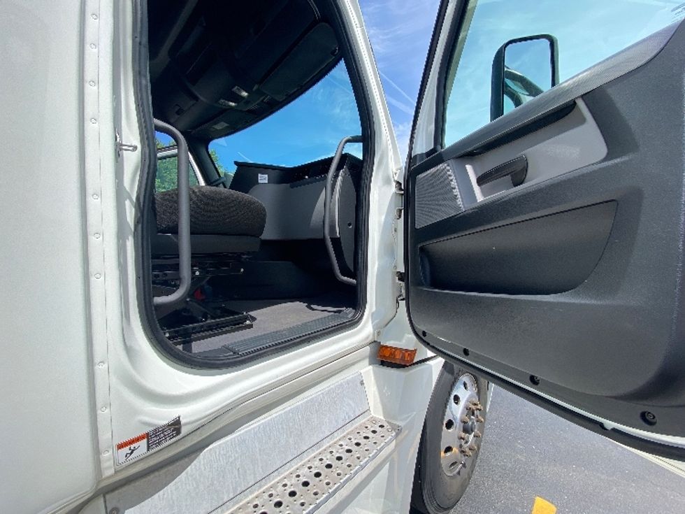 Sleeper Tractor-Heavy Duty Tractors-Freightliner-2022-T12664ST-La Porte-IN-555,327\n\t\tmiles-$ 65,250 - Image 13