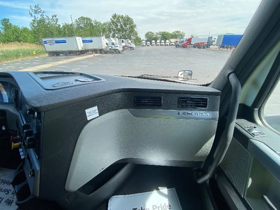 Sleeper Tractor-Heavy Duty Tractors-Freightliner-2022-T12664ST-La Porte-IN-555,327\n\t\tmiles-$ 65,250 - Image 14