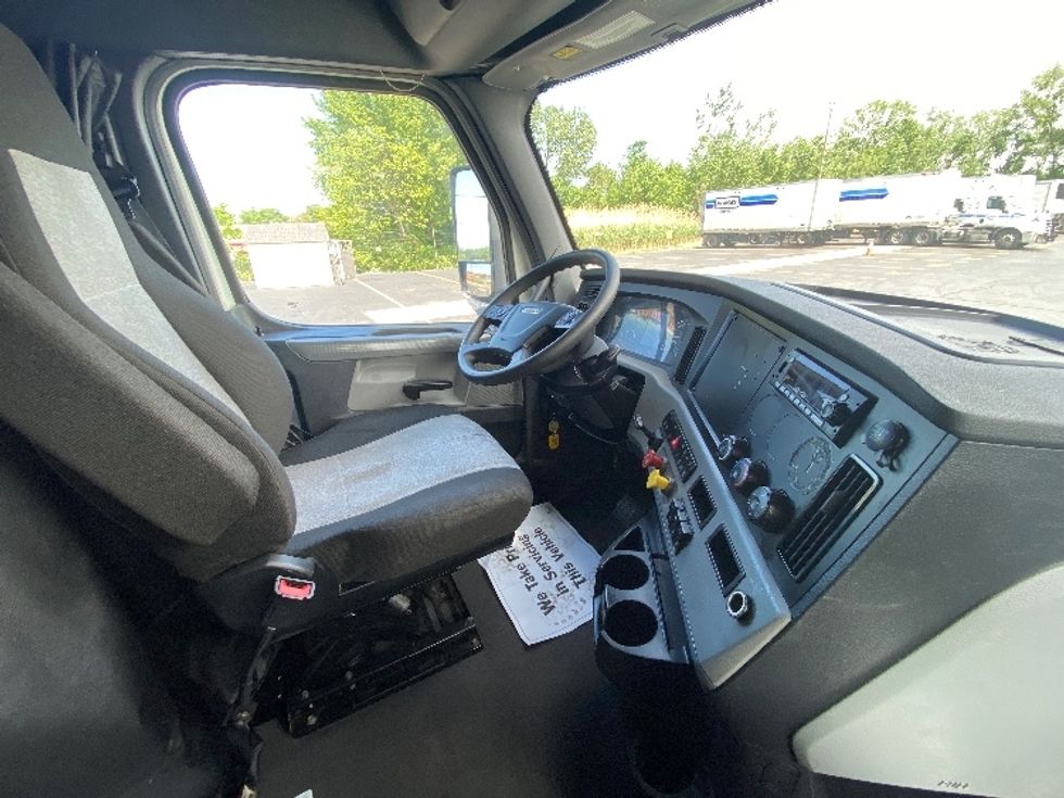 Sleeper Tractor-Heavy Duty Tractors-Freightliner-2022-T12664ST-La Porte-IN-555,327\n\t\tmiles-$ 65,250 - Image 15